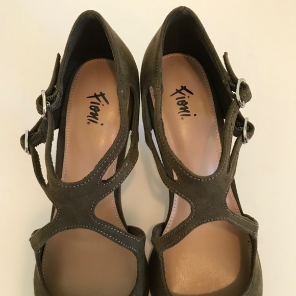 FIONI Clothing Green Kitten Heels with Crisscross Straps - Picture 5 of 16